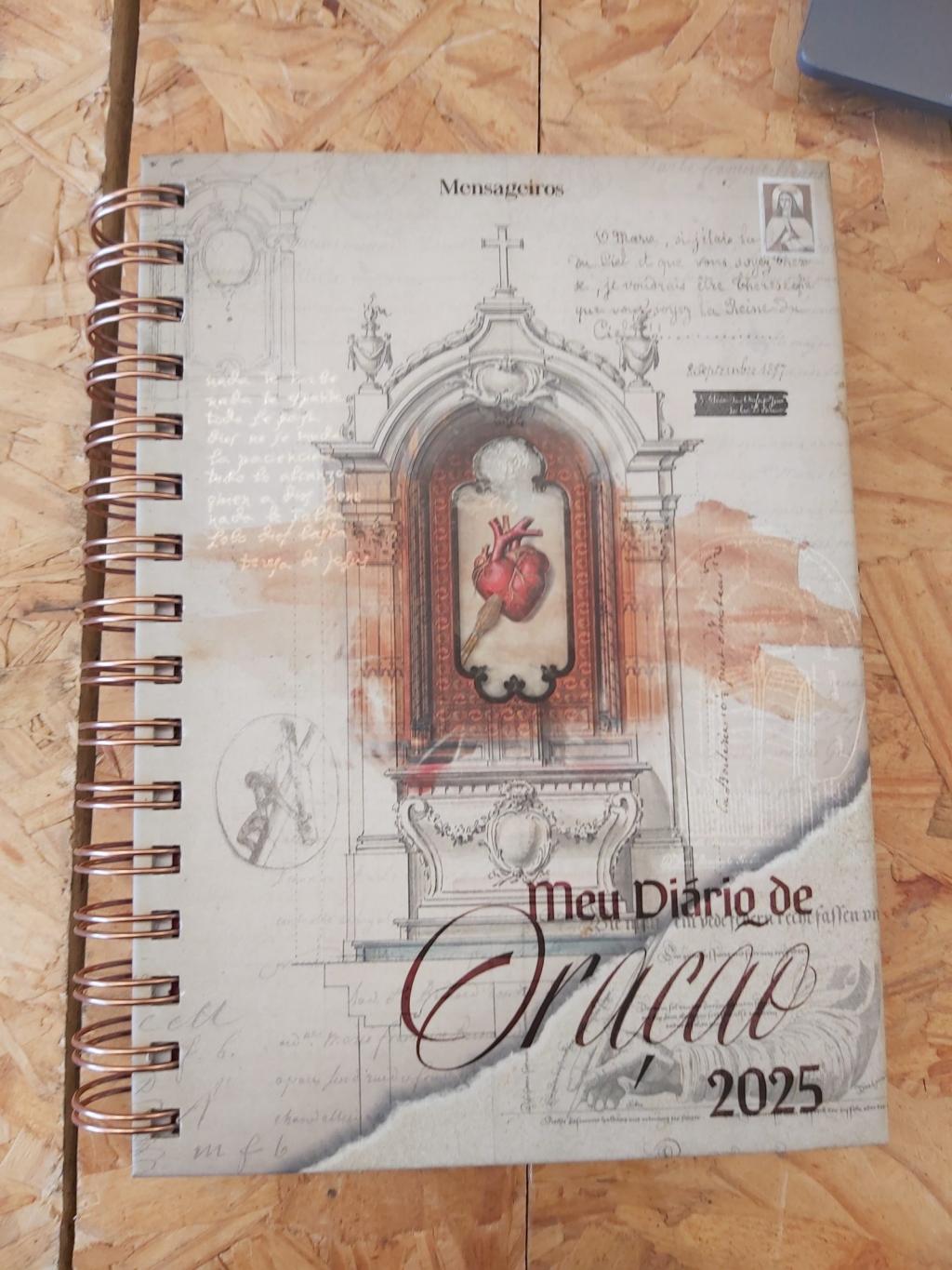 Diário ou agenda 2025 com capa decorativa