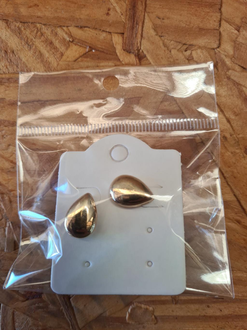 Brinco gota pequeno dourado