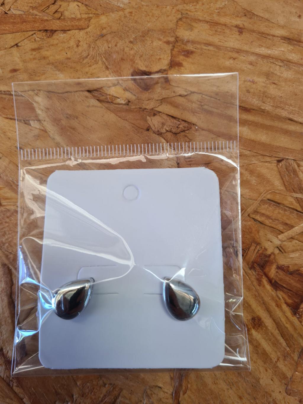 Brincos pequenos em formato de gota