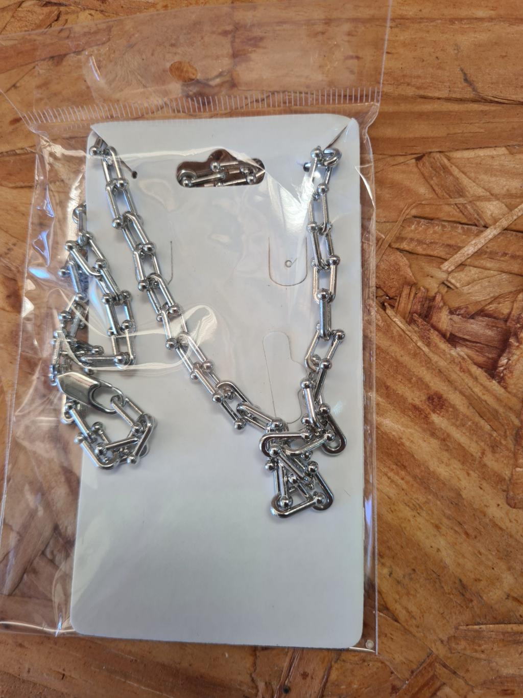 Colar de metal prateado com elos e bolinhas