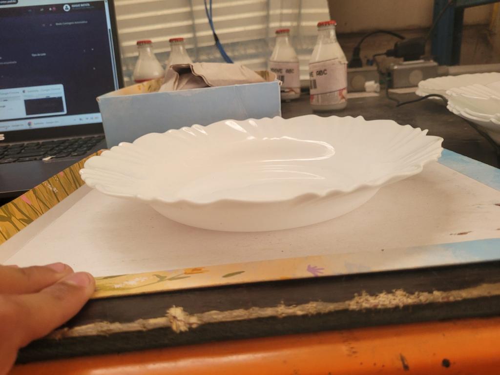 Prato raso de porcelana branco com borda decorativa