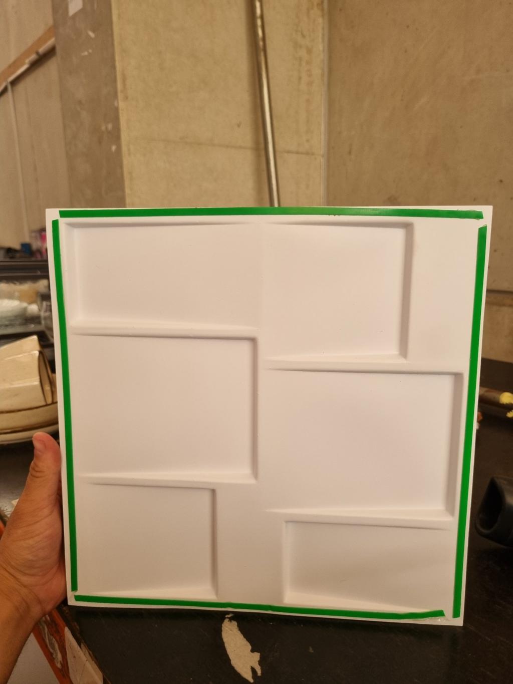 Placa decorativa ou revestimento de parede em gesso ou material similar