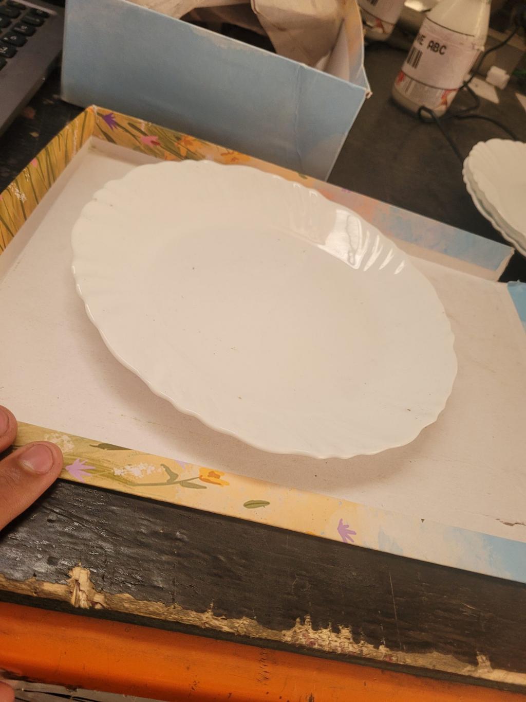 Prato de porcelana branco com borda ondulada