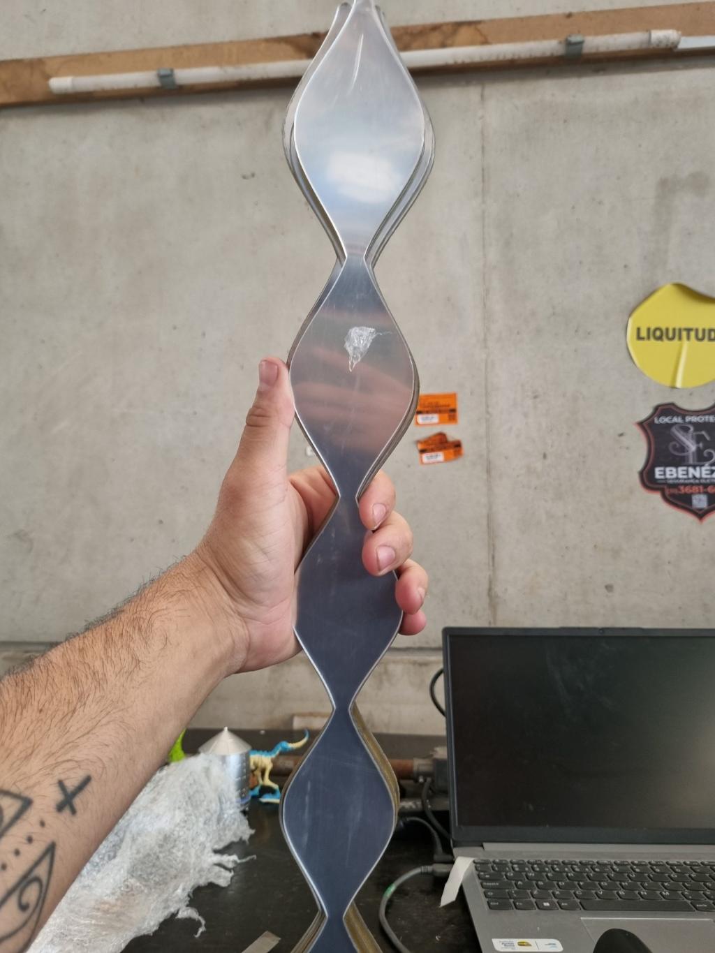 Peça metálica decorativa ou componente estrutural em metal