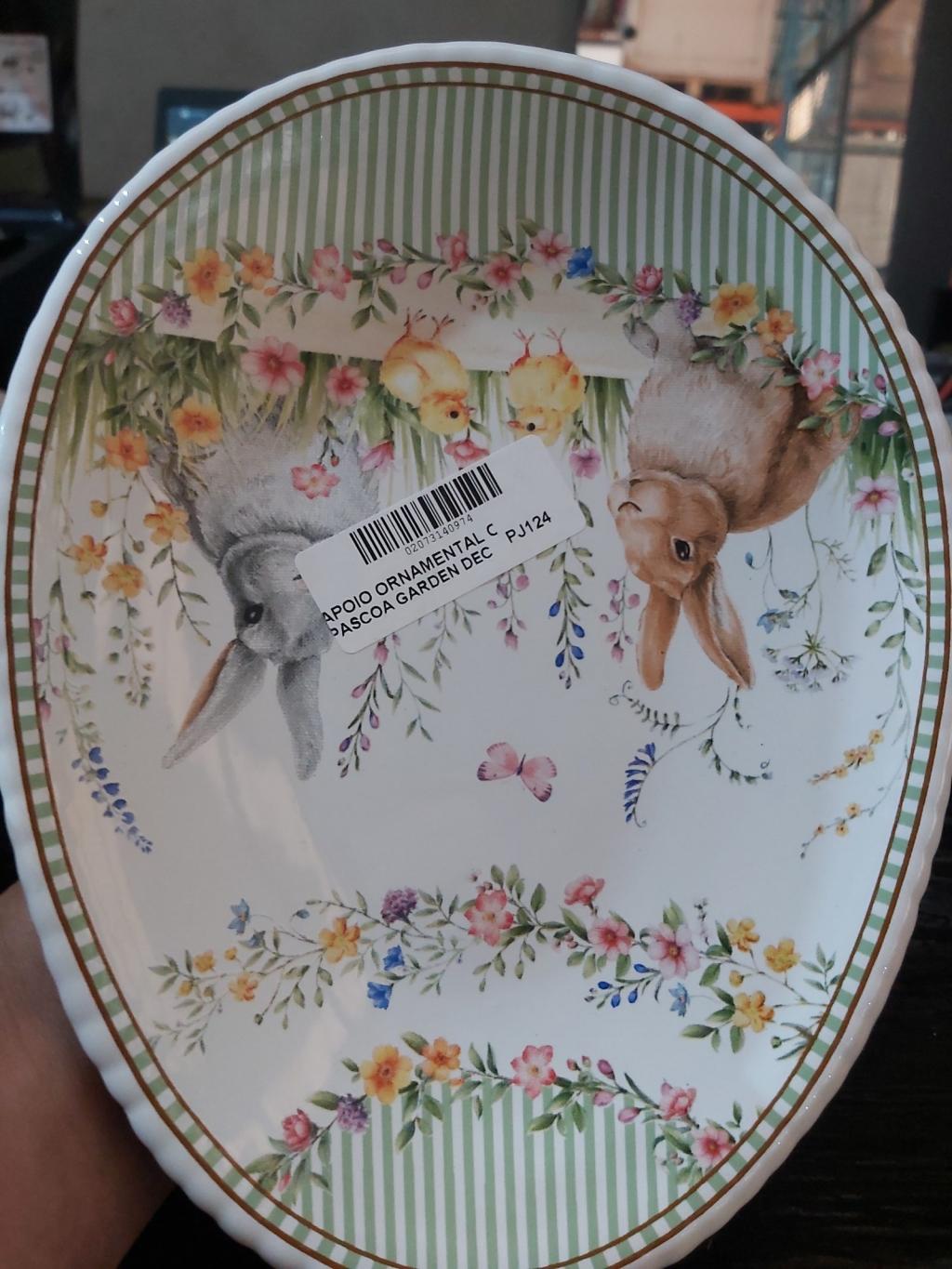 Prato decorativo com estampa de coelhos e flores