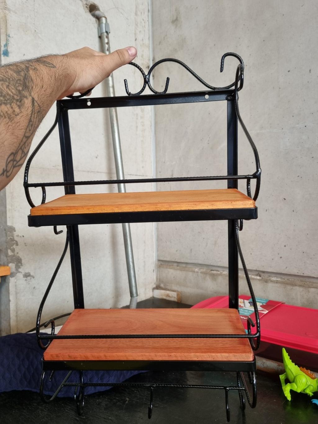 Prateleira de parede com estrutura metálica e prateleiras de madeira