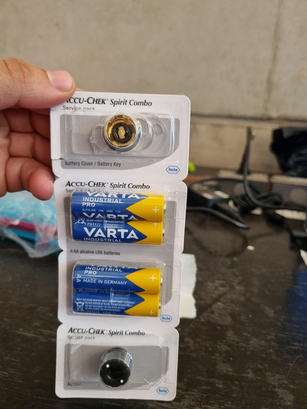 Service pack para medidor Accu-Chek Spirit Combo com baterias alcalinas AA Varta Industrial Pro
