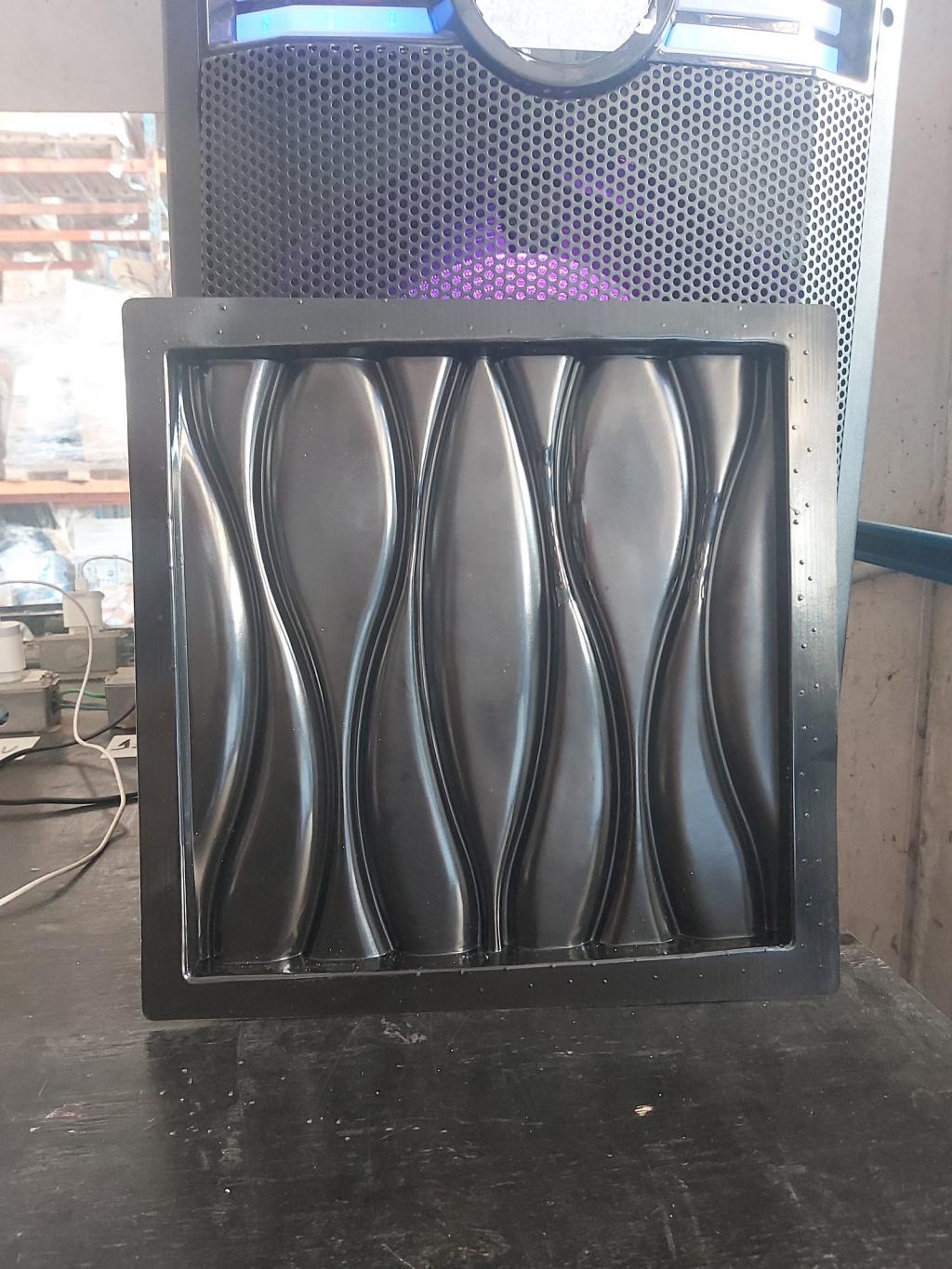 Forma para moldagem de gesso ou cimento com design ondulado
