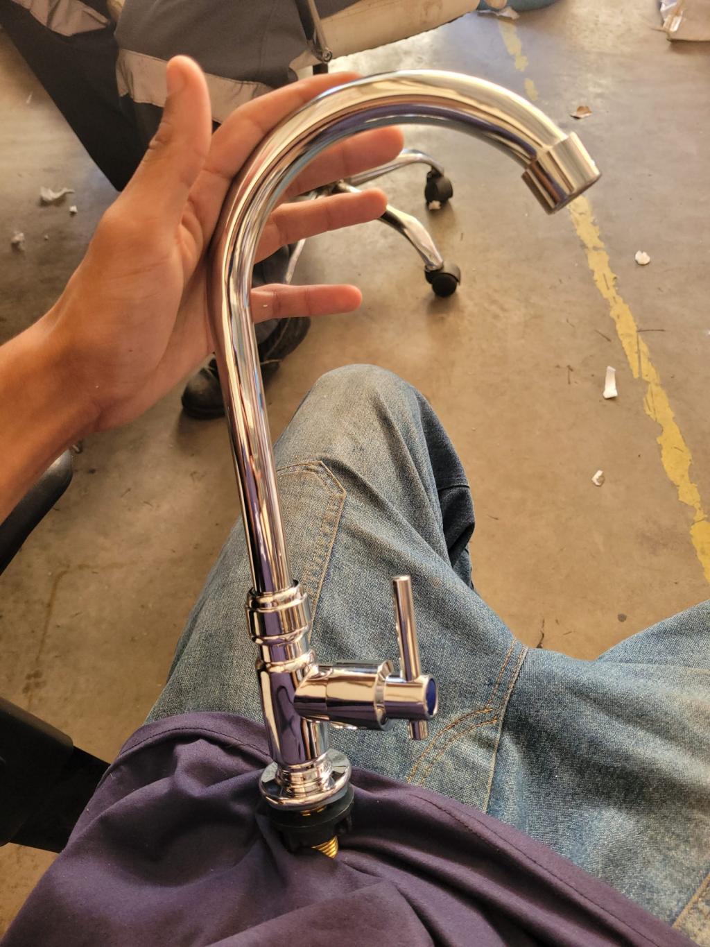 Torneira metálica cromada para pia