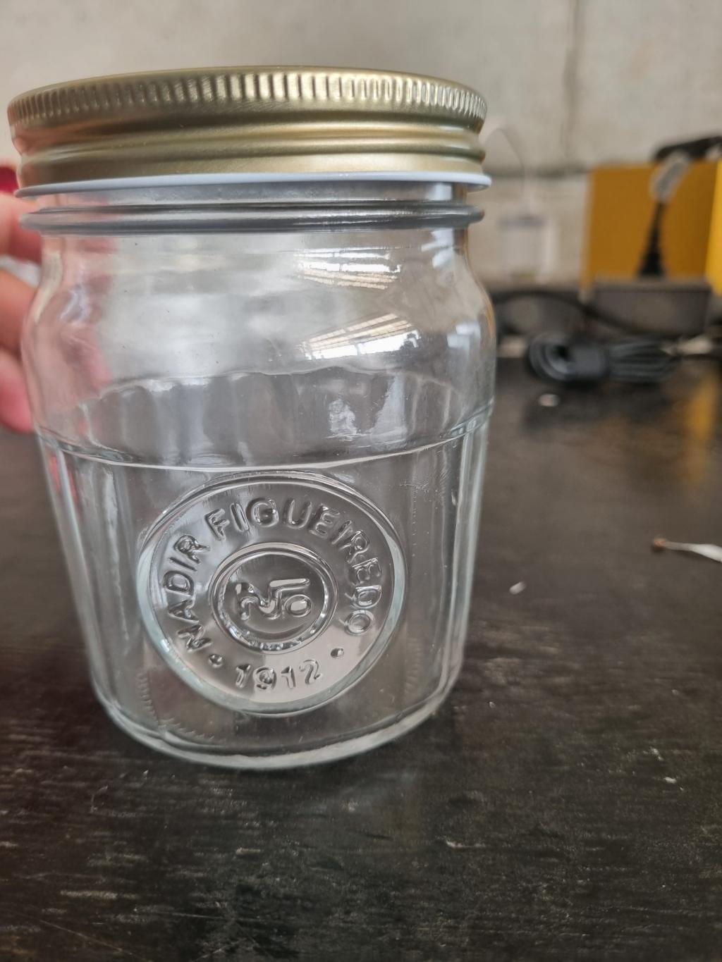 Pote de vidro com tampa metálica