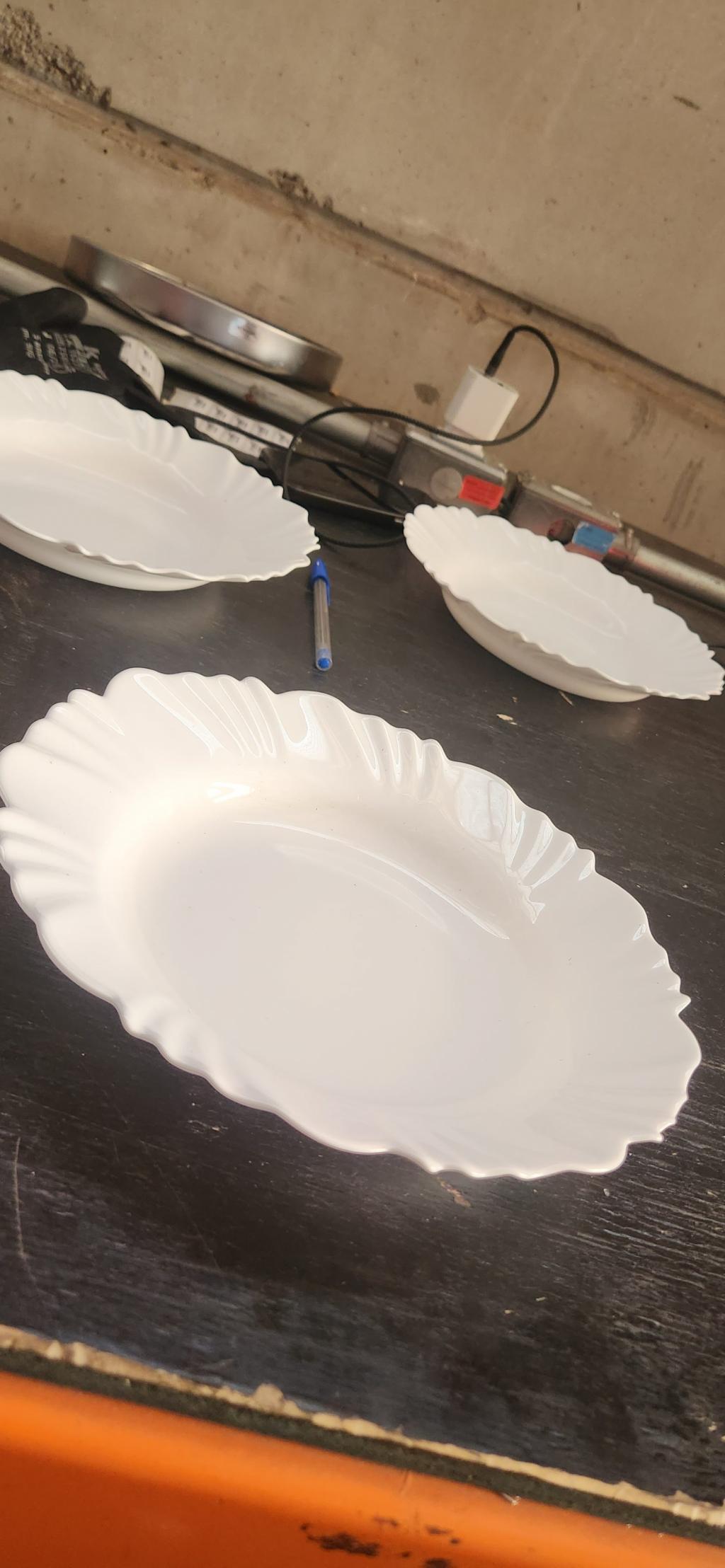 Prato de porcelana branco com bordas decorativas