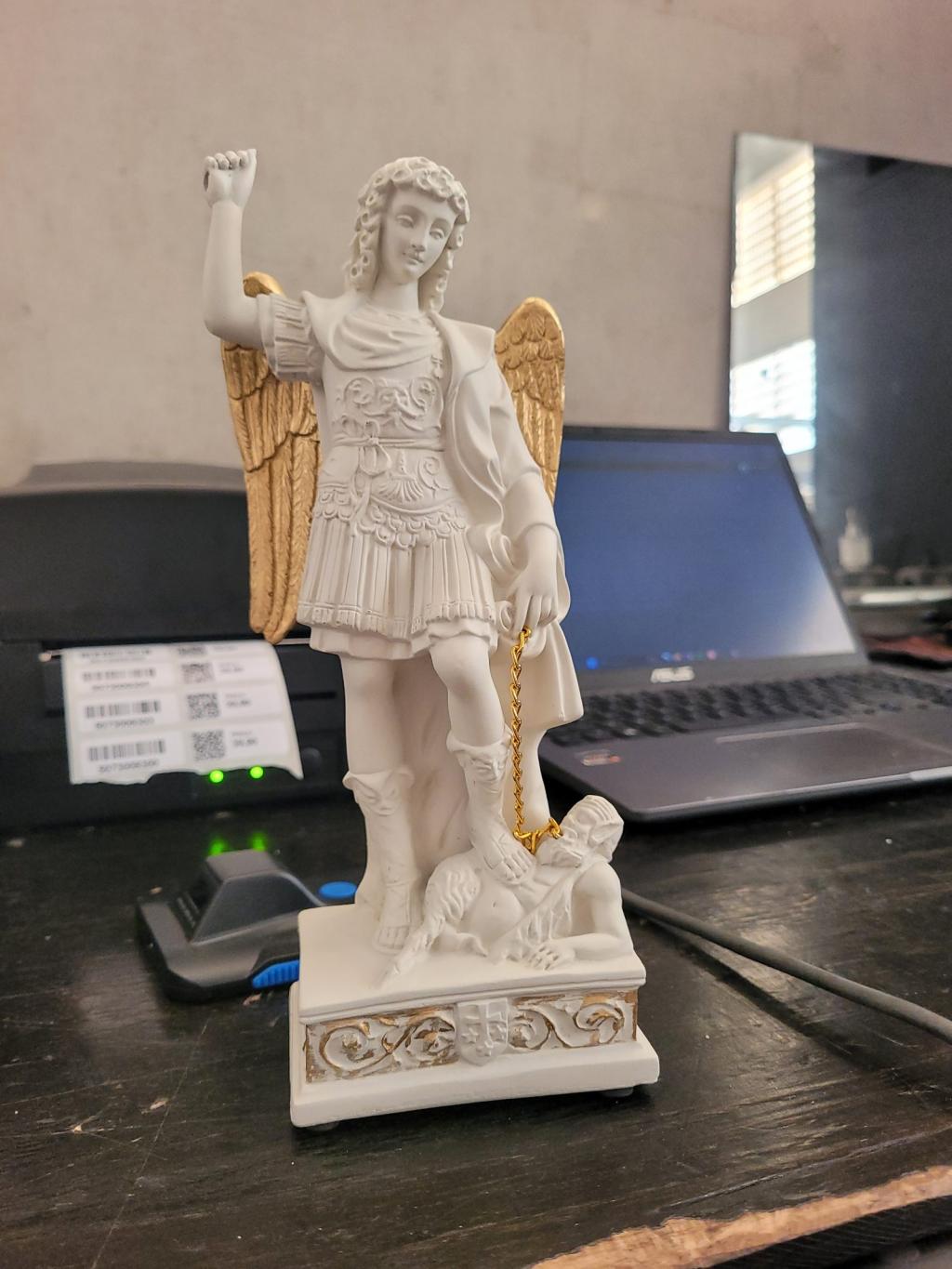 Estátua decorativa de anjo guerreiro com asas douradas