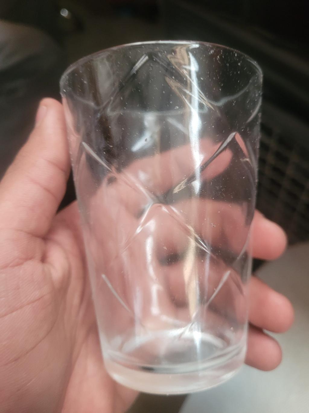 Copo plástico transparente com textura geométrica