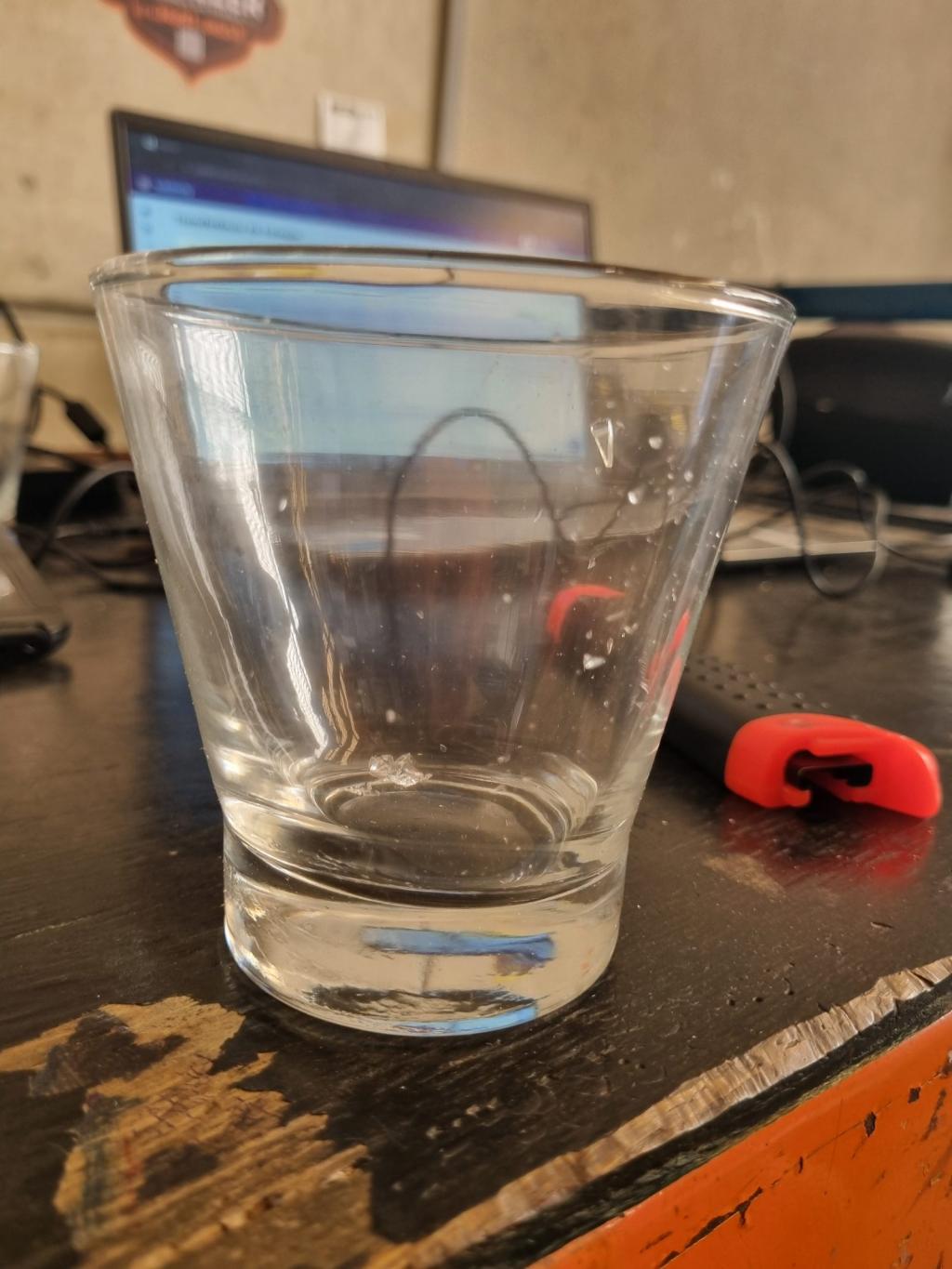 Copo de vidro transparente