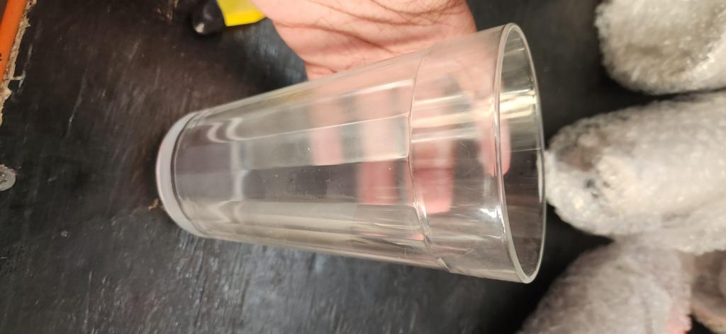 Copo de vidro transparente