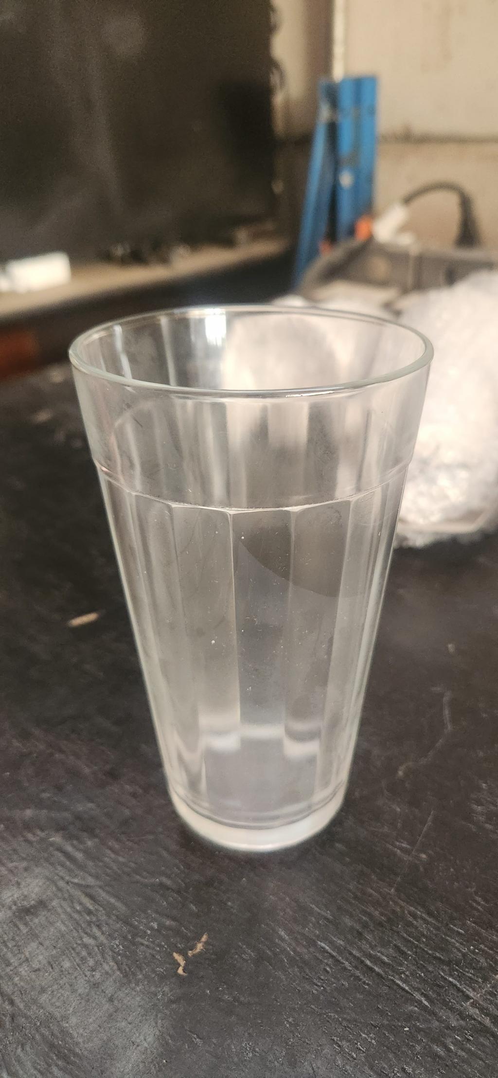Copo de vidro transparente