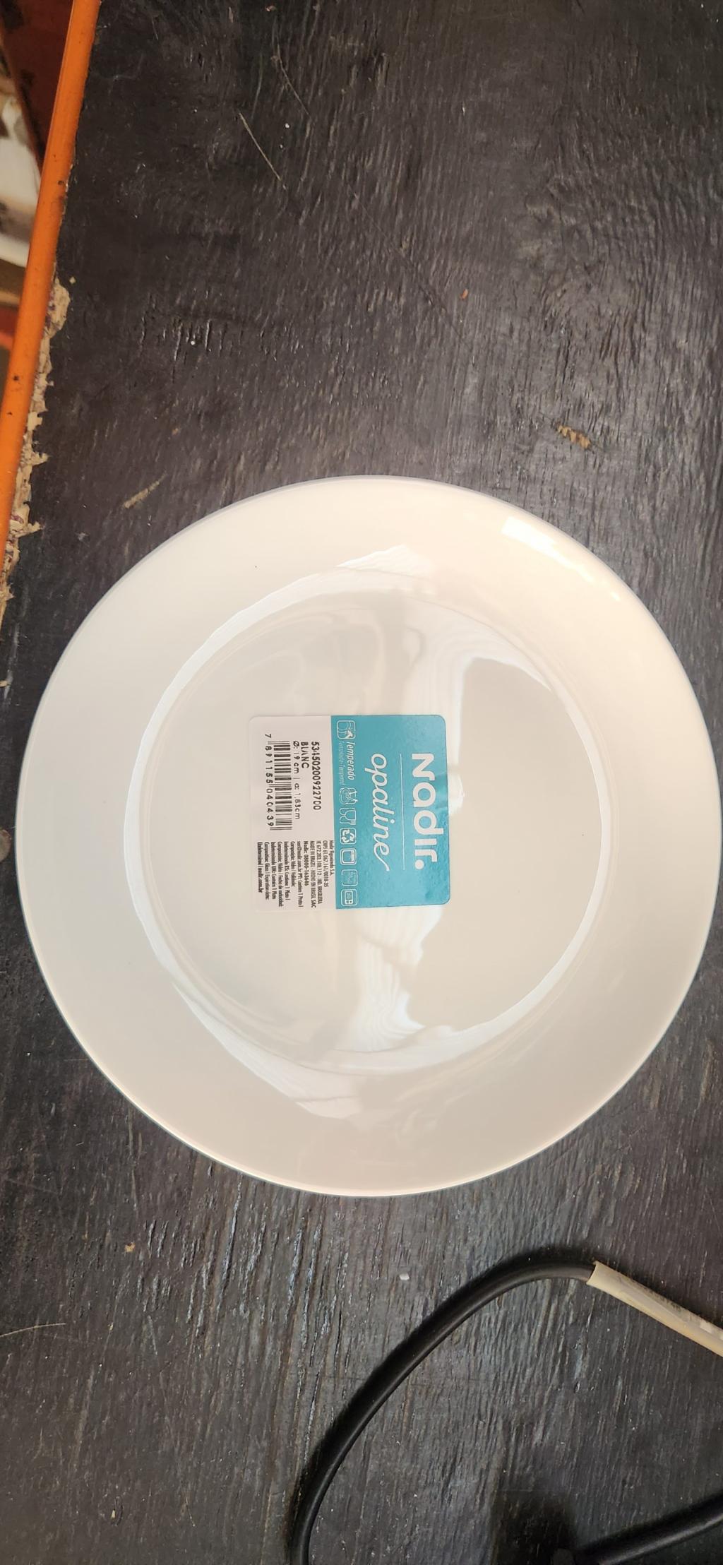 Prato raso de porcelana branco com borda decorativa