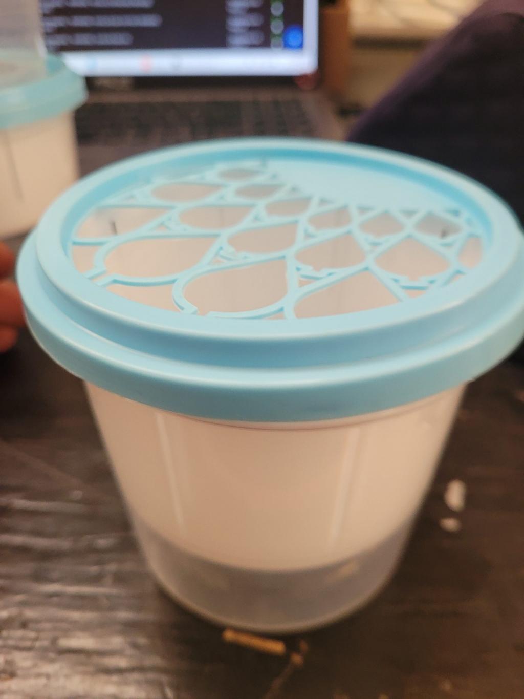 Pote plástico com tampa azul