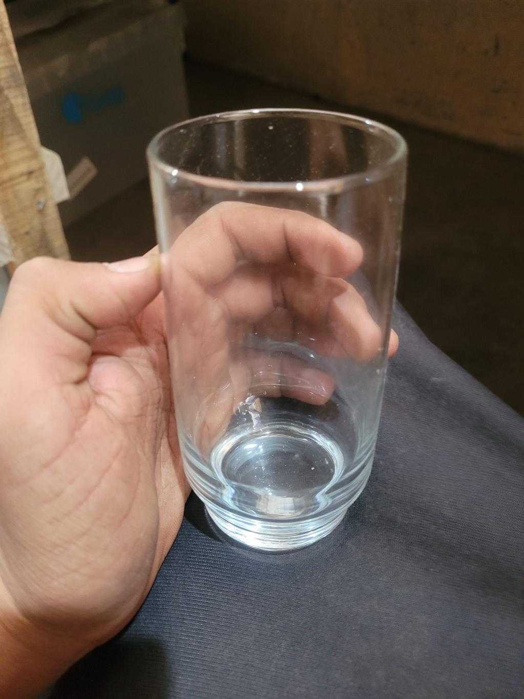 Copo de vidro transparente