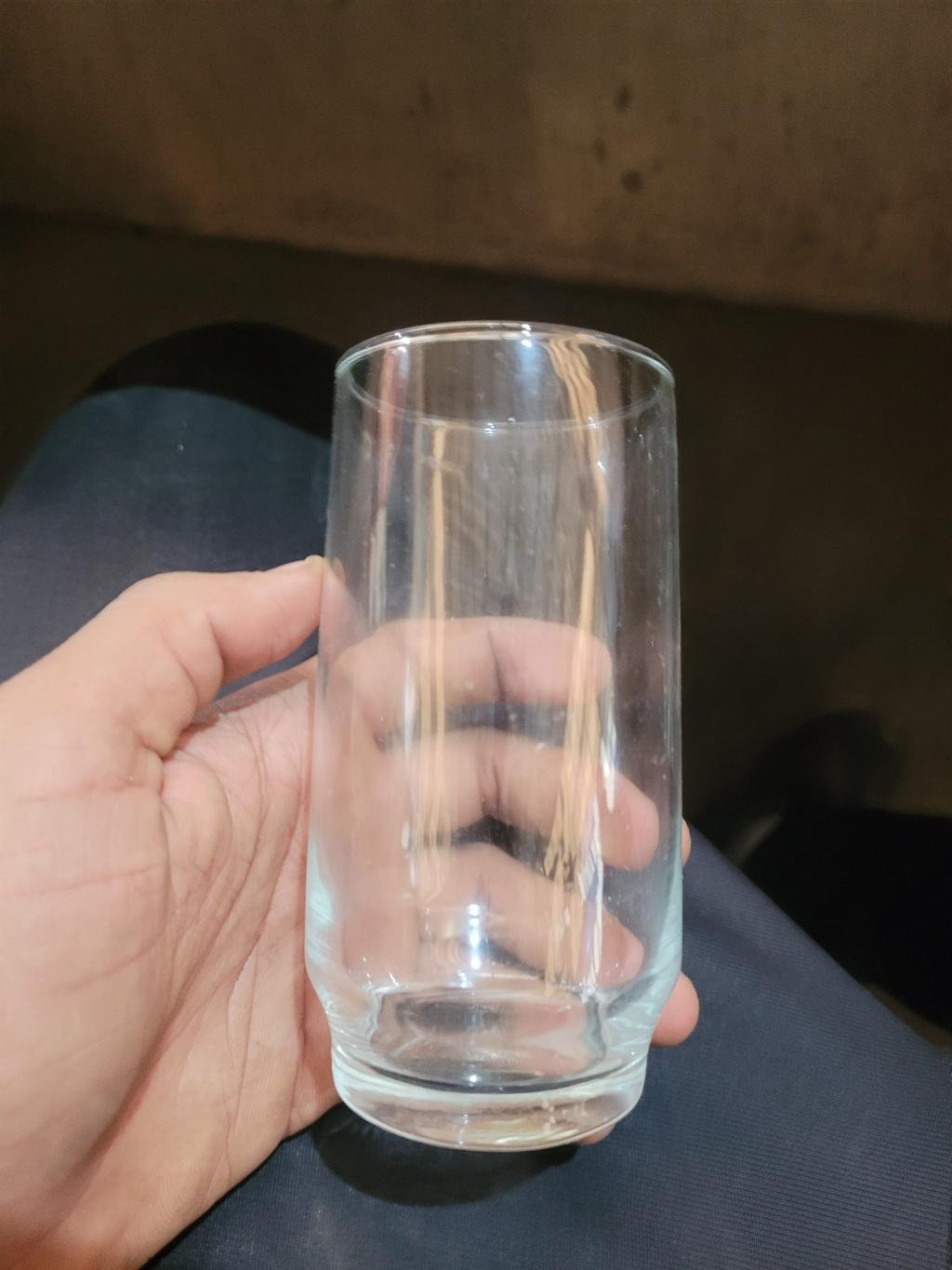 Copo de vidro transparente