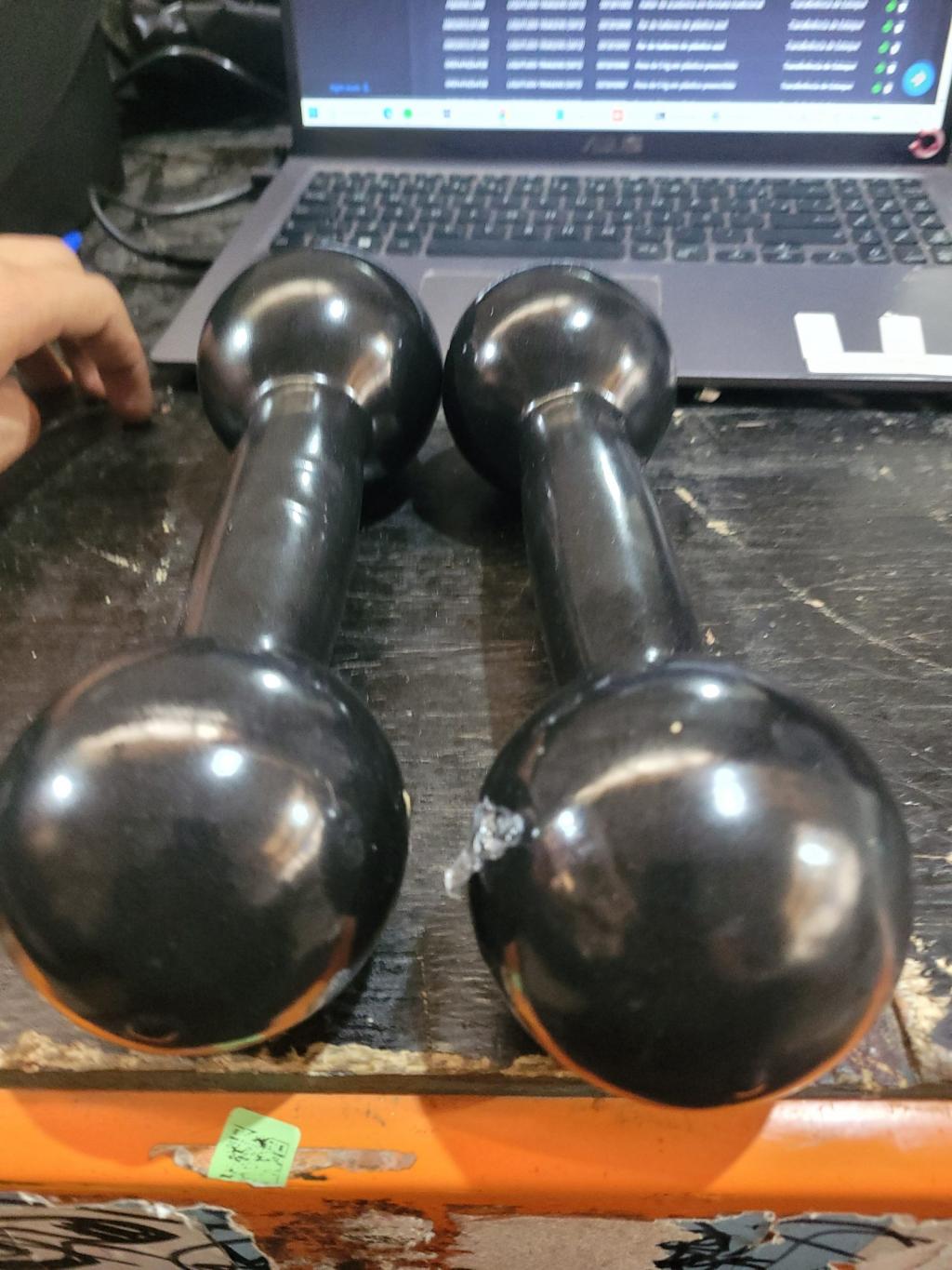 Par de halteres de plástico preto
