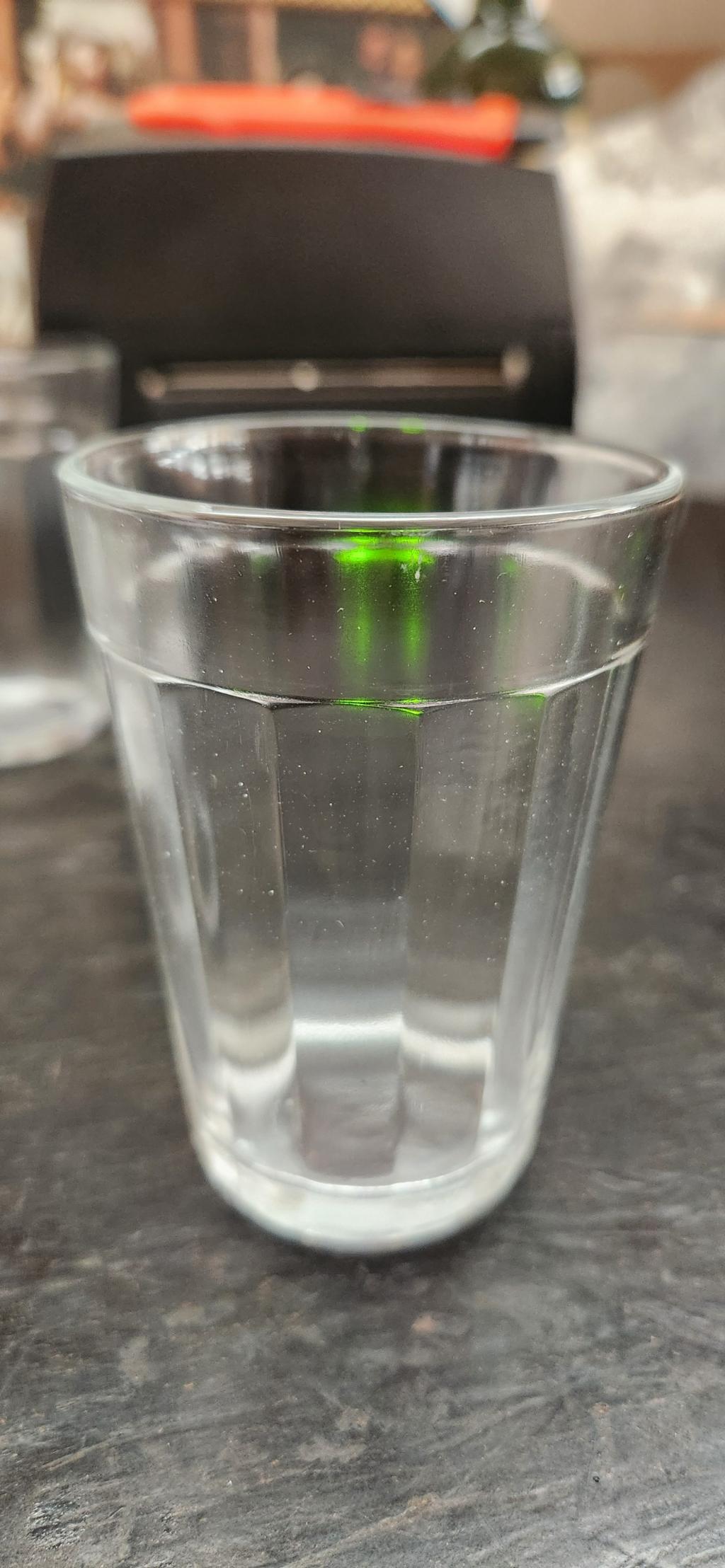 Copo de vidro transparente