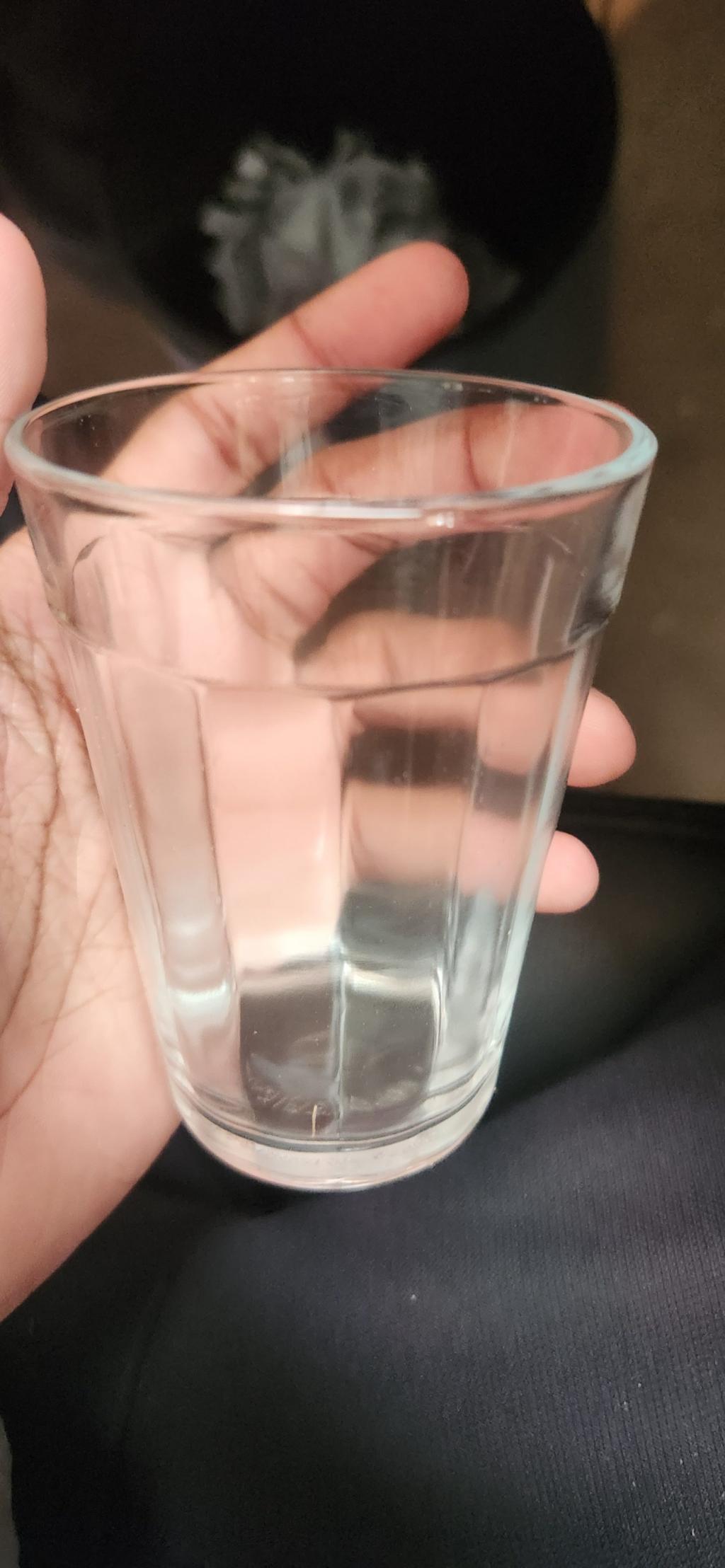 Copo de vidro transparente