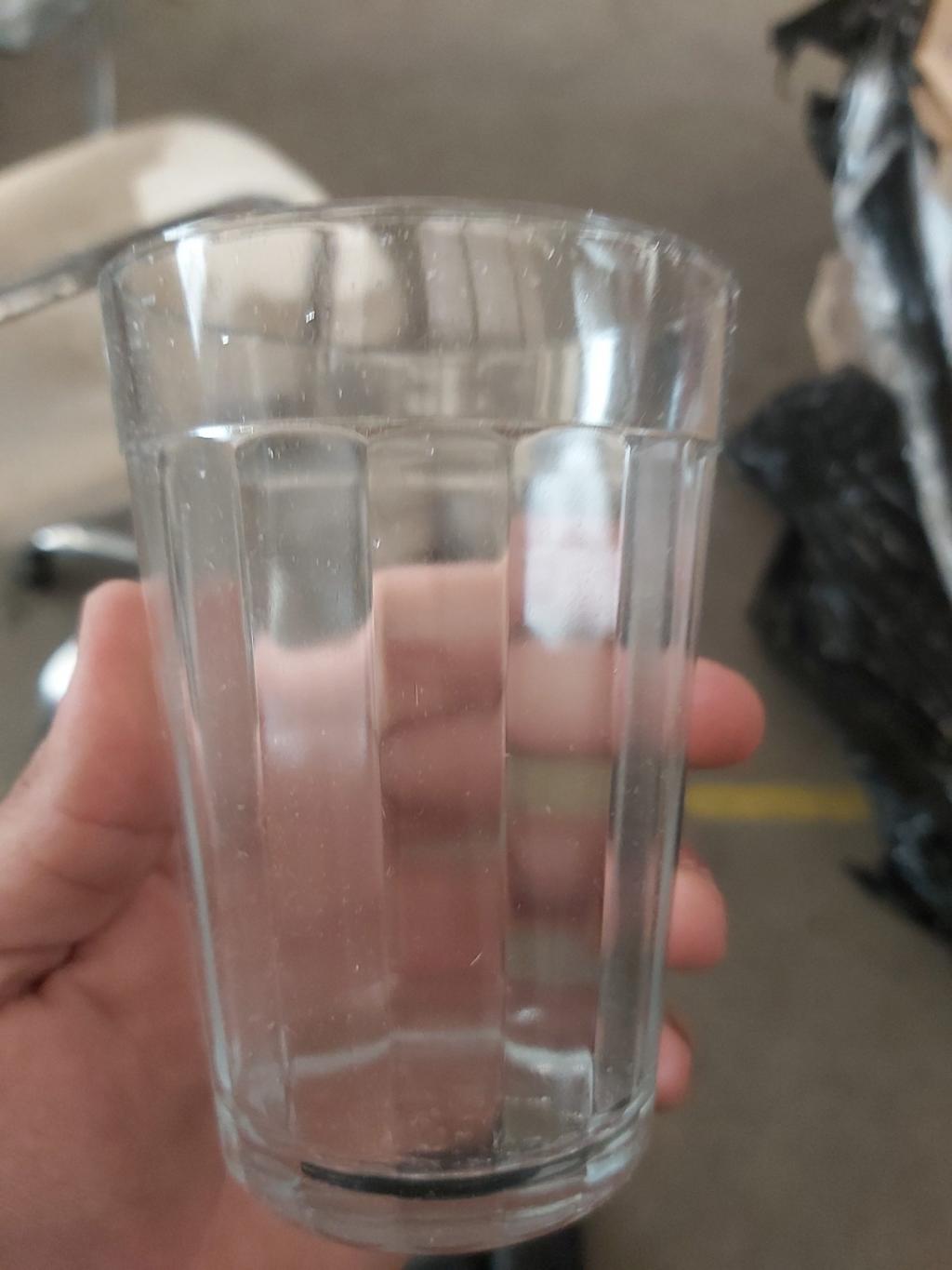 Copo de vidro transparente
