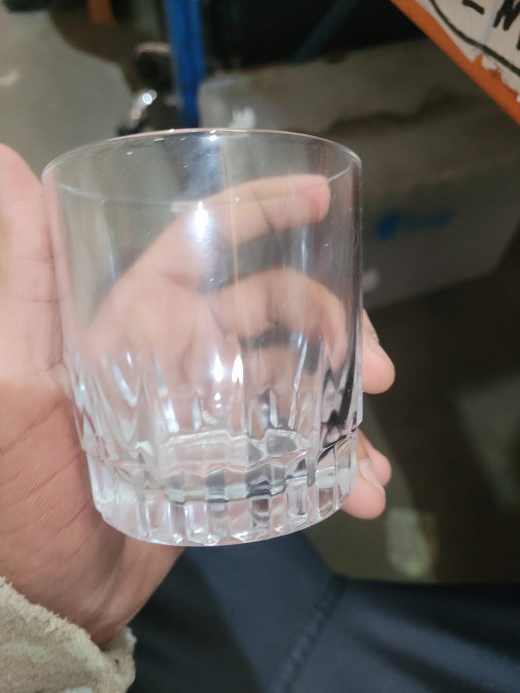 Copo de vidro transparente com base facetada