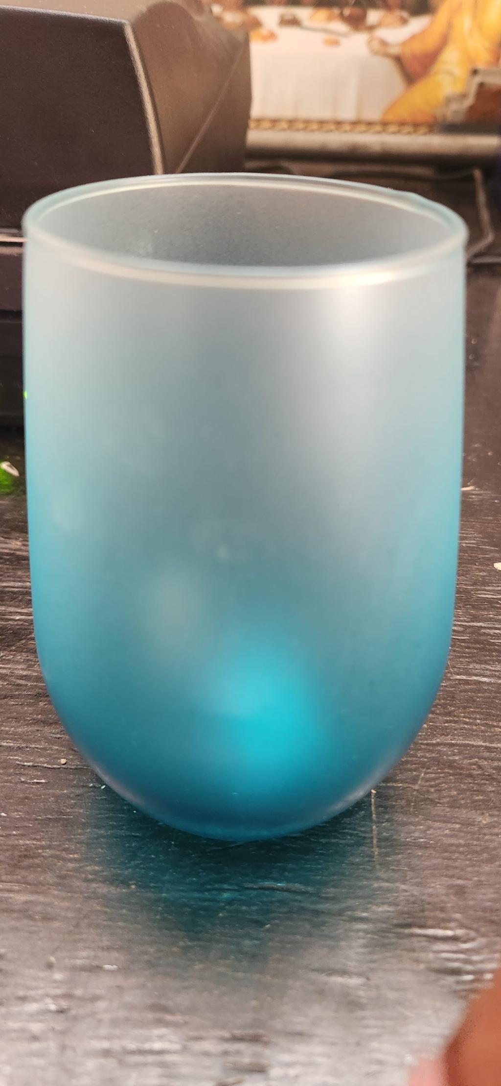 Copo de vidro azul fosco