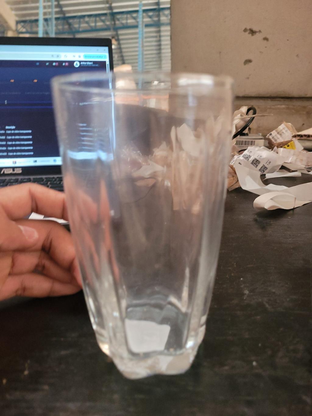 Copo de vidro transparente