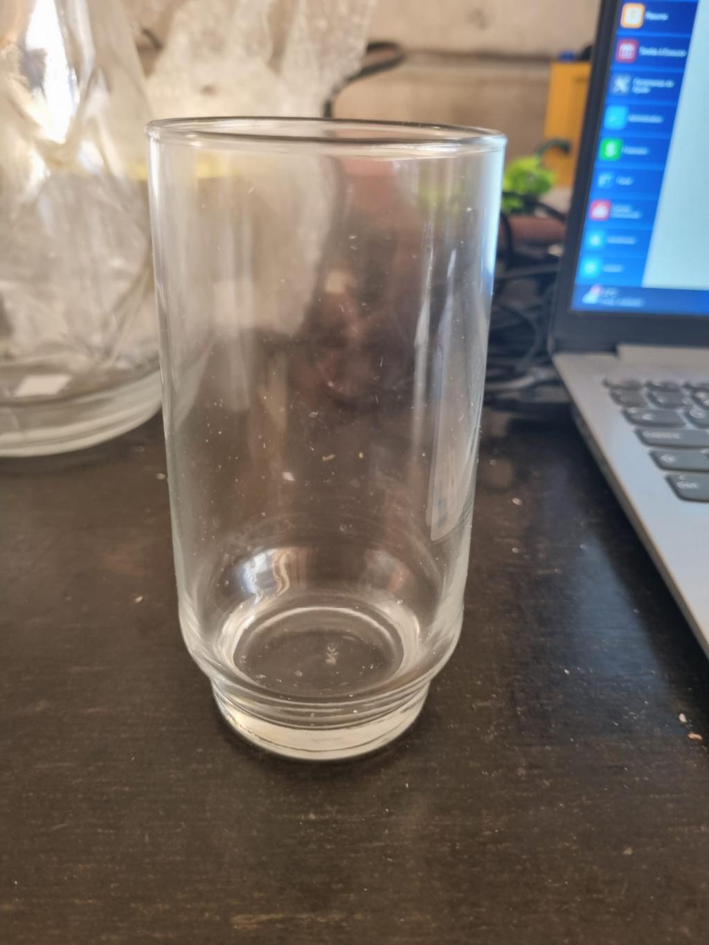 Copo de vidro transparente