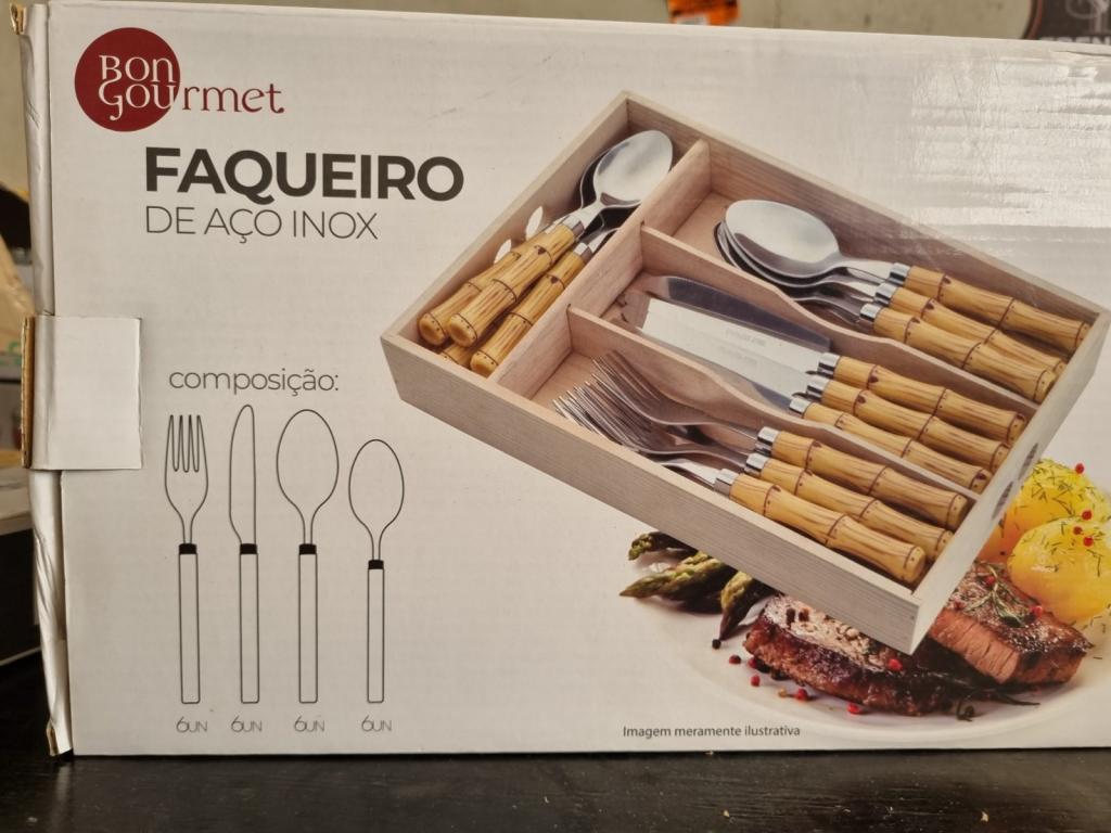 Faqueiro de aço inox com cabo de madeira