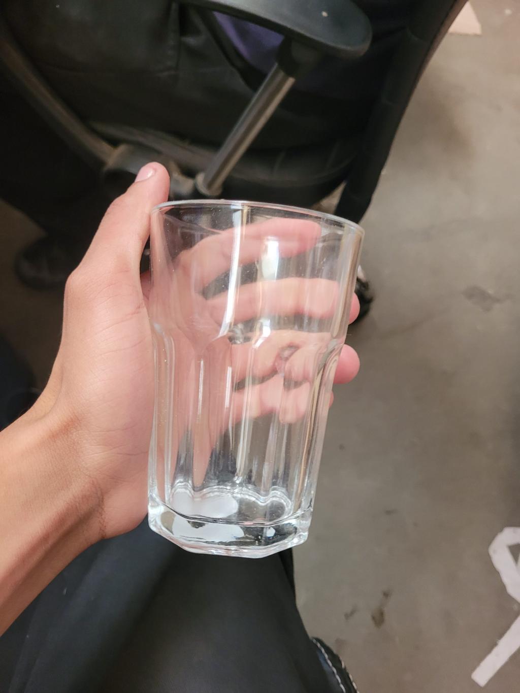 Copo de vidro transparente