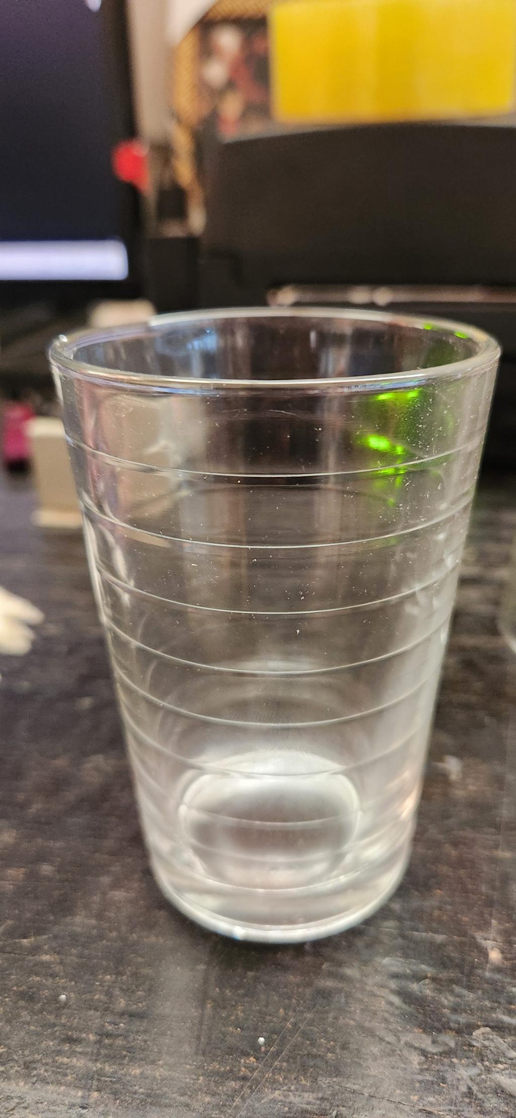 Copo de vidro transparente com linhas horizontais