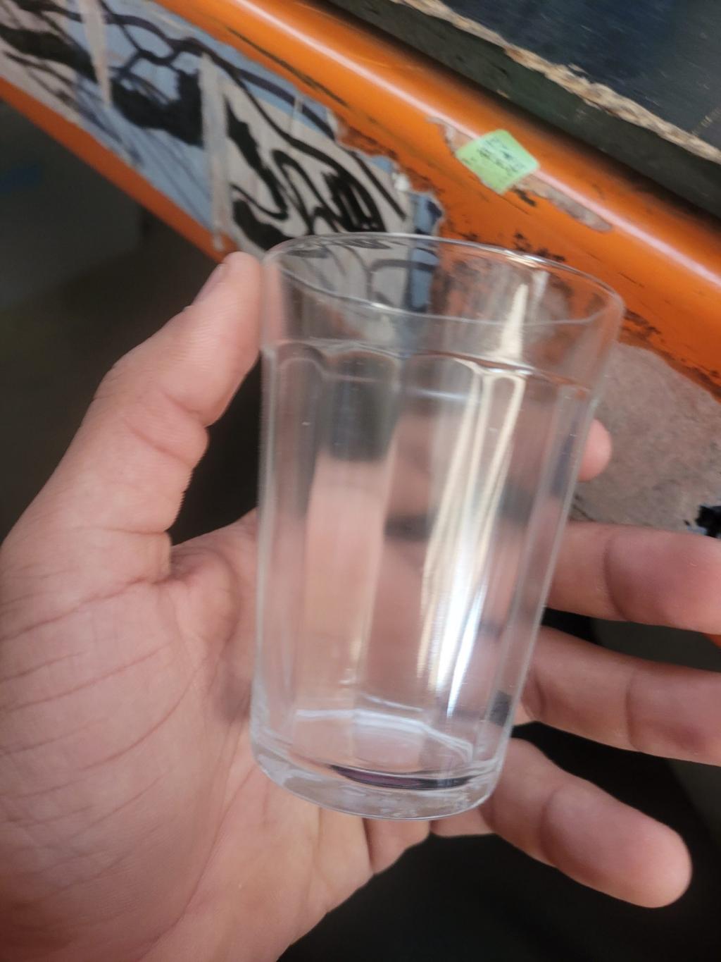 Copo de vidro transparente