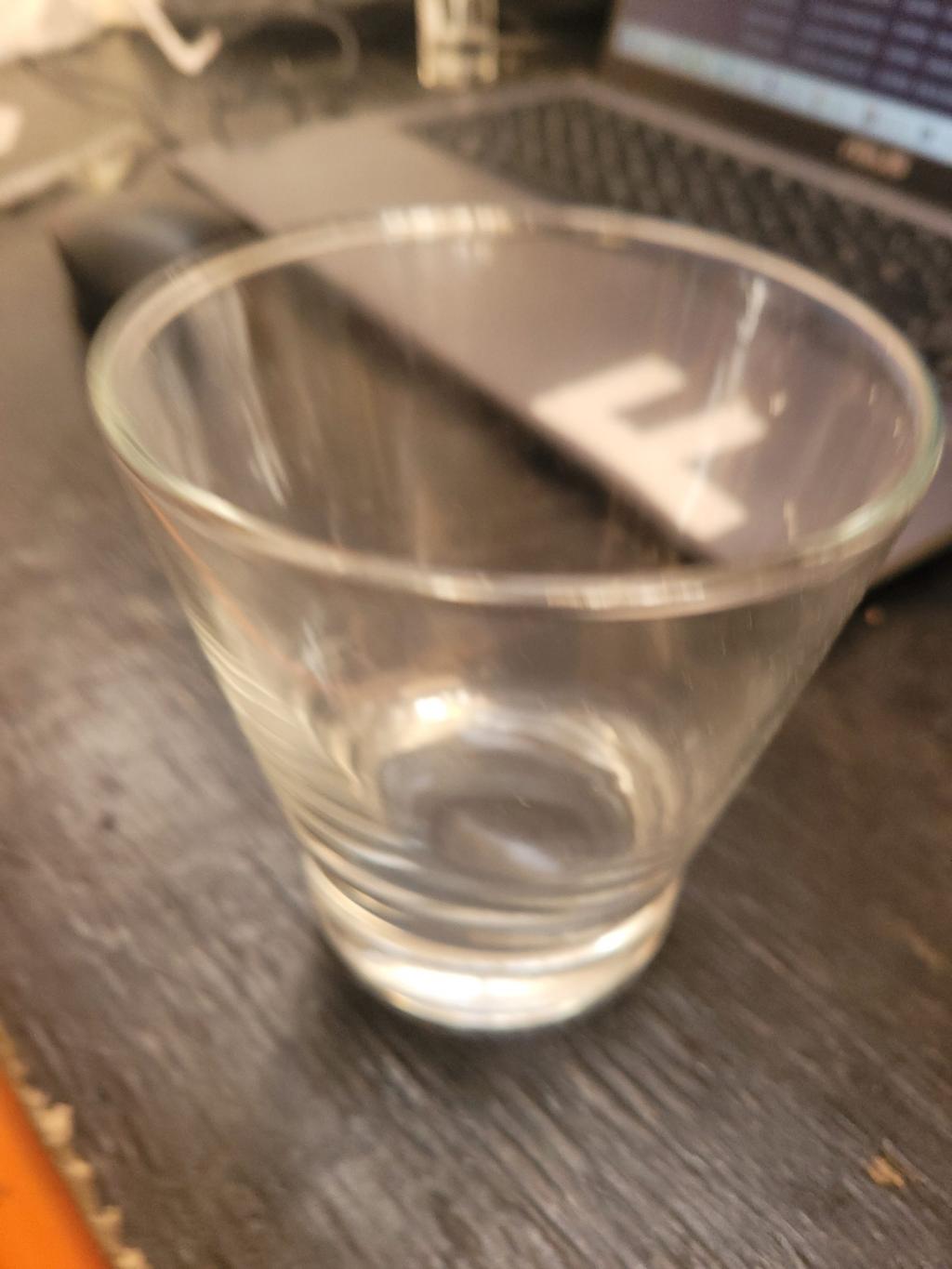 Copo de vidro transparente