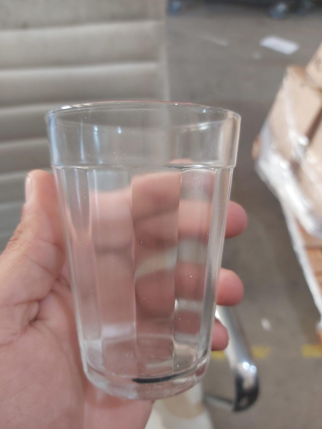 Copo de vidro transparente