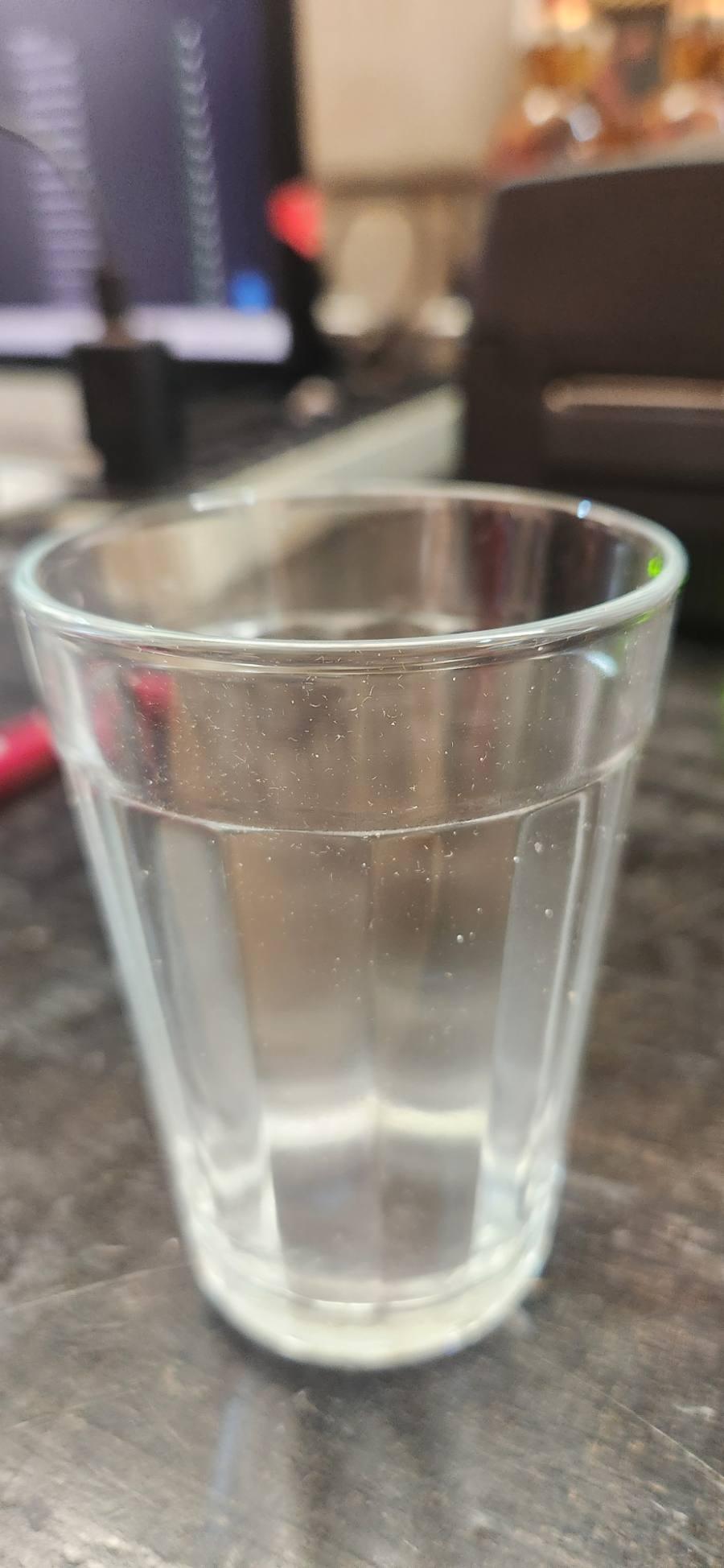 Copo de vidro transparente