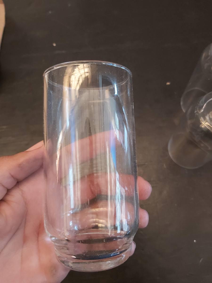 Copo de vidro transparente