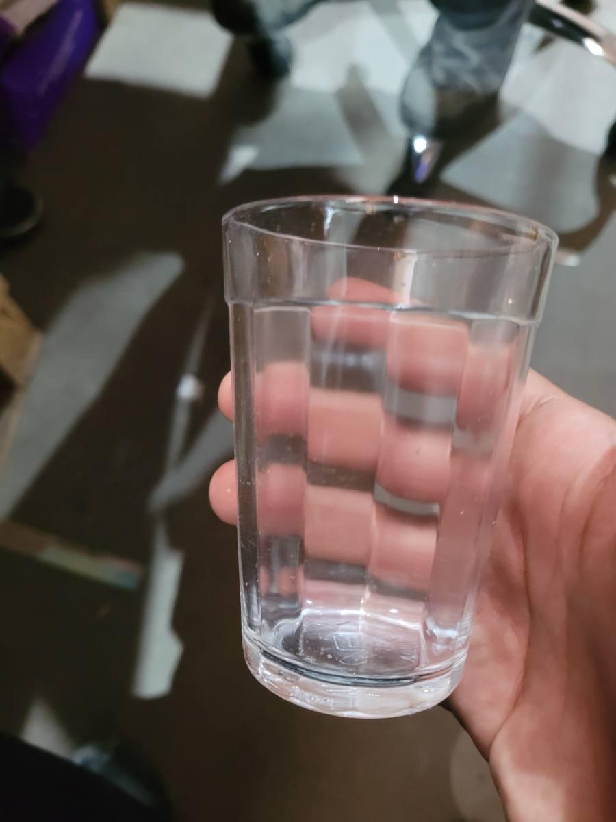 Copo de vidro transparente