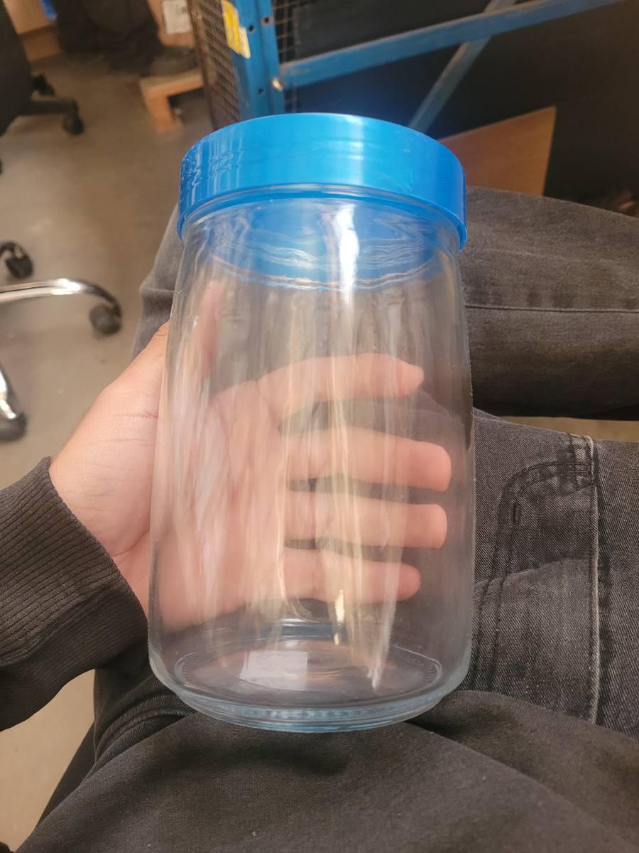 Pote de plástico com tampa azul