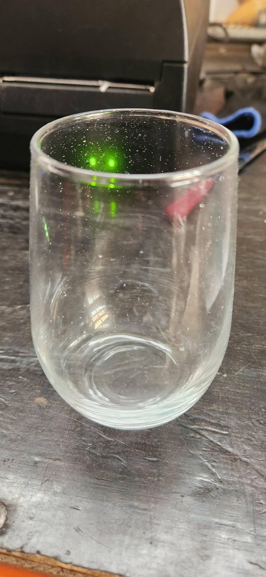 Copo de vidro transparente