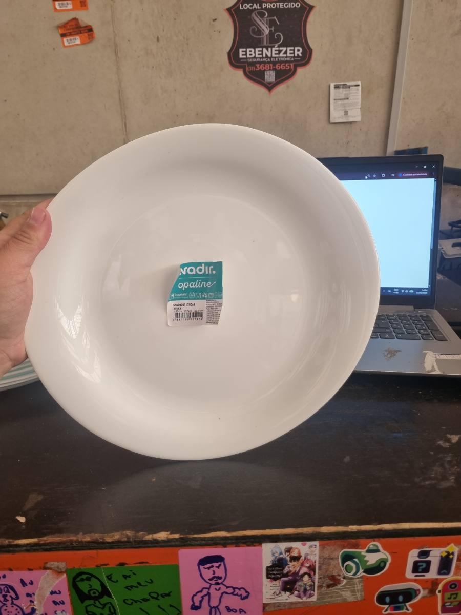 Prato raso de porcelana branco com borda decorativa