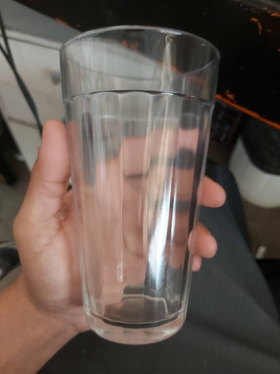 Copo de vidro transparente