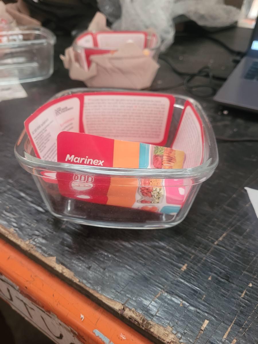 Pote quadrado de vidro com tampa plástica