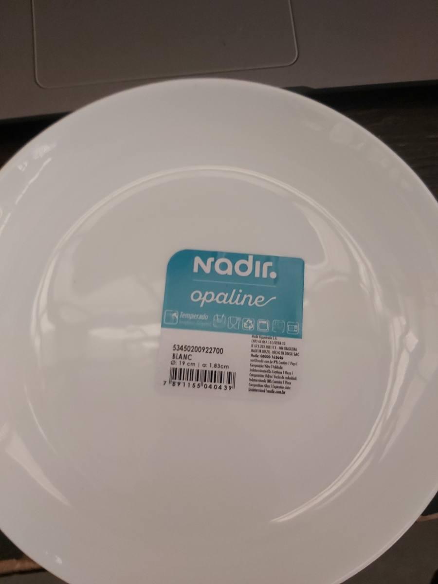 Prato raso de porcelana branco com borda decorativa