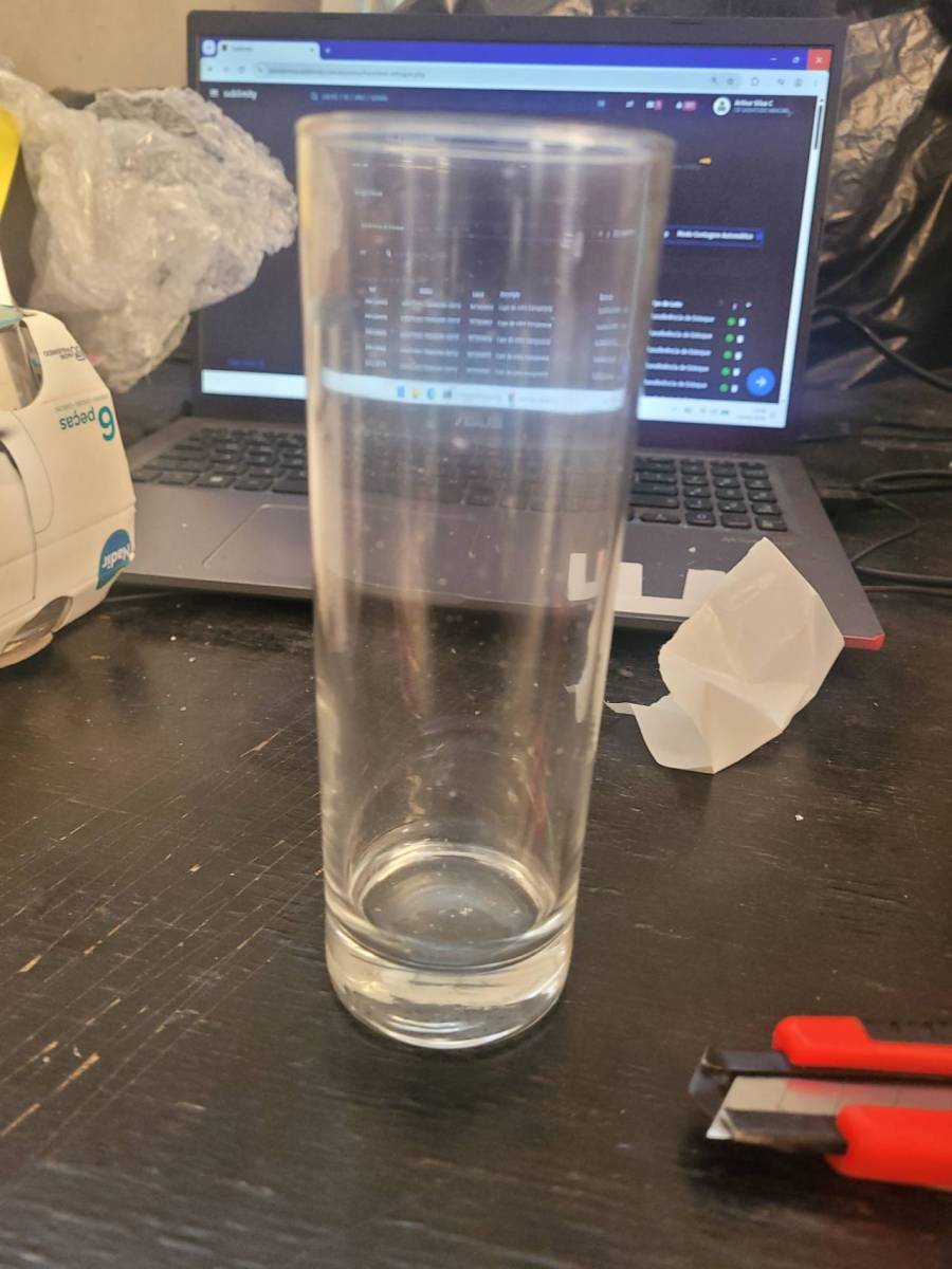 Copo de vidro transparente
