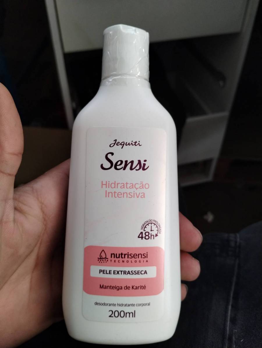 Desodorante hidratante corporal Sensi Hidratação Intensiva para pele extrasseca com manteiga de karité