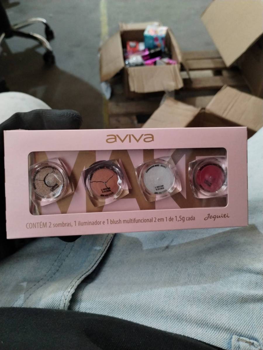 Kit de maquiagem com 2 sombras, 1 iluminador e 1 blush multifuncional
